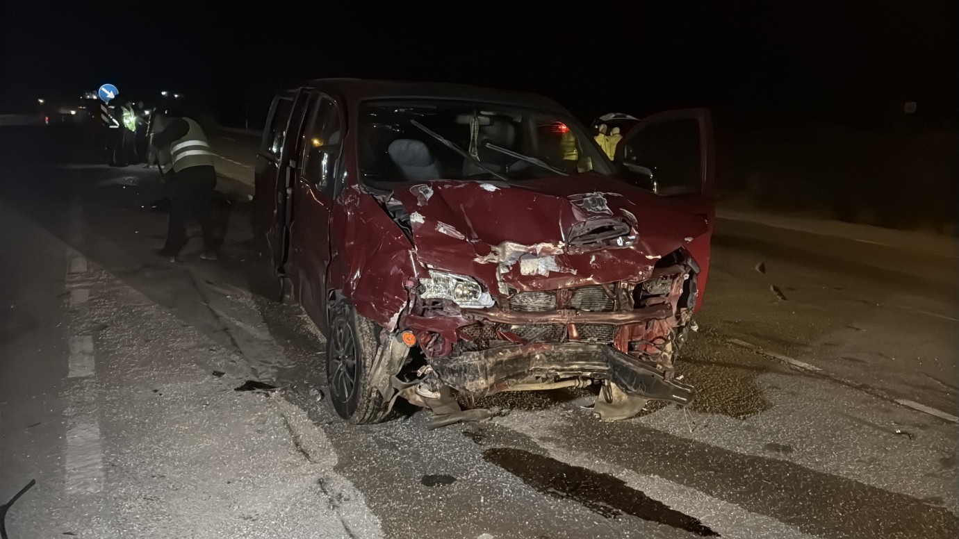 Sivas’ta Minibüs ile Hafif Ticari Araç Çarpıştı: 7 Yaralı