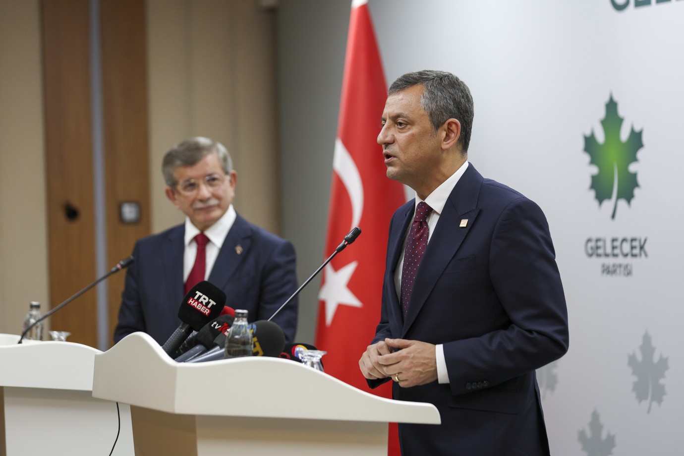 Özgür Özel ve Ahmet Davutoğlu Görüştü: Gündemde Siyasi Gelişmeler Vardı