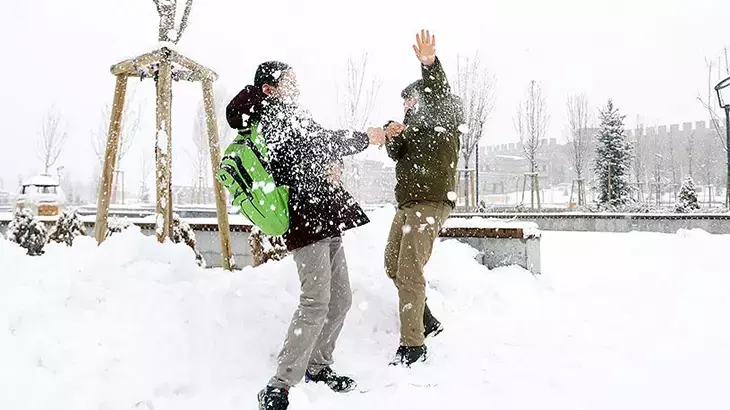 İstanbul'da Yarın Okullar Tatil! Vali Gül'den Kar Tatili Açıklaması