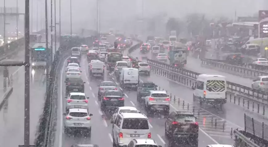 İstanbul’da Kar Yağışı Hayatı Olumsuz Etkiledi: Trafik Durma Noktasında