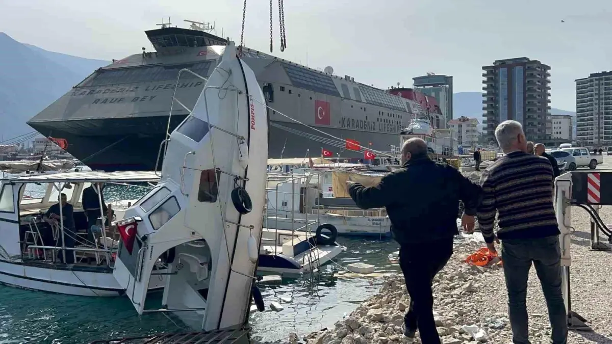 Hatay'da Fırtına Felaketi! Dev Dalgalar Tekneleri Batırdı, 400 Bin TL'lik Zarar