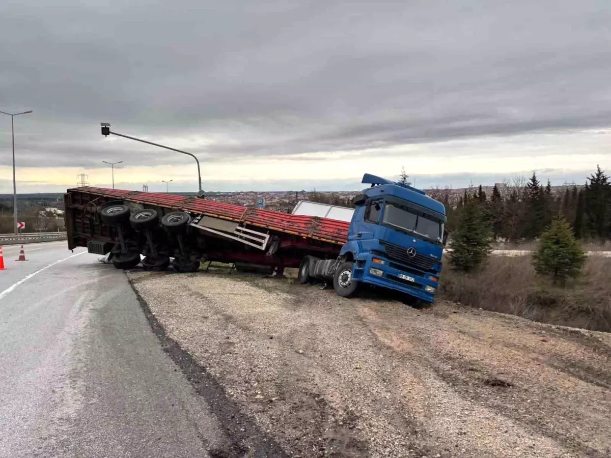 Lüleburgaz'da Tır Kazası: D100 Karayolu Üzerinde Trafik Aksadı