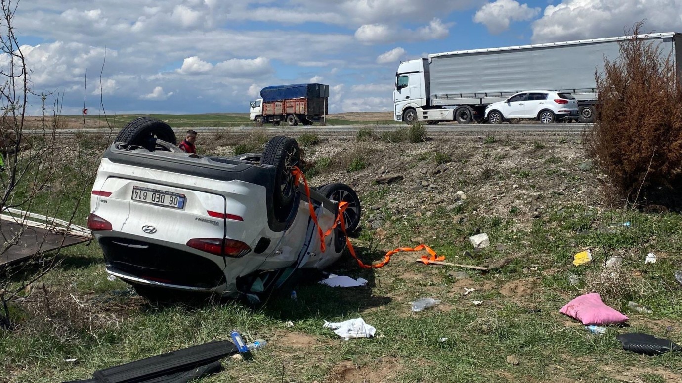Kırıkkale'de Otomobil Şarampole Devrildi: 4 Kişi Yaralandı