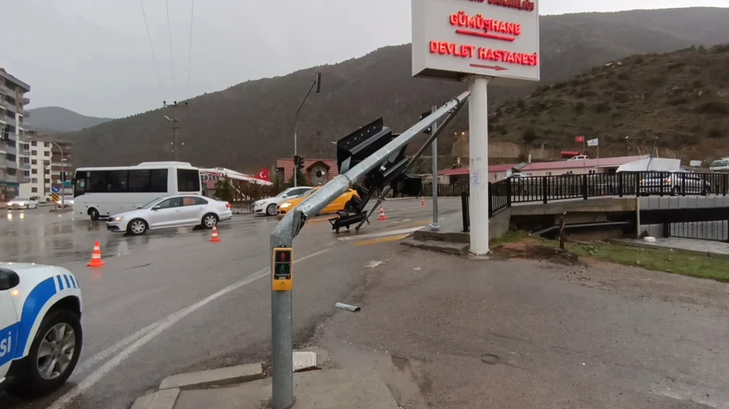 Gümüşhane'de Şiddetli Fırtına Trafik Işıklarını Devirdi
