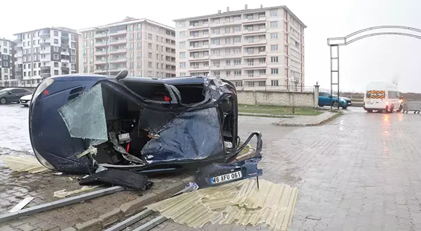 Erzurum’da Fırtına Alarmı: Çatılar Uçtu, Çocuk Yaralandı