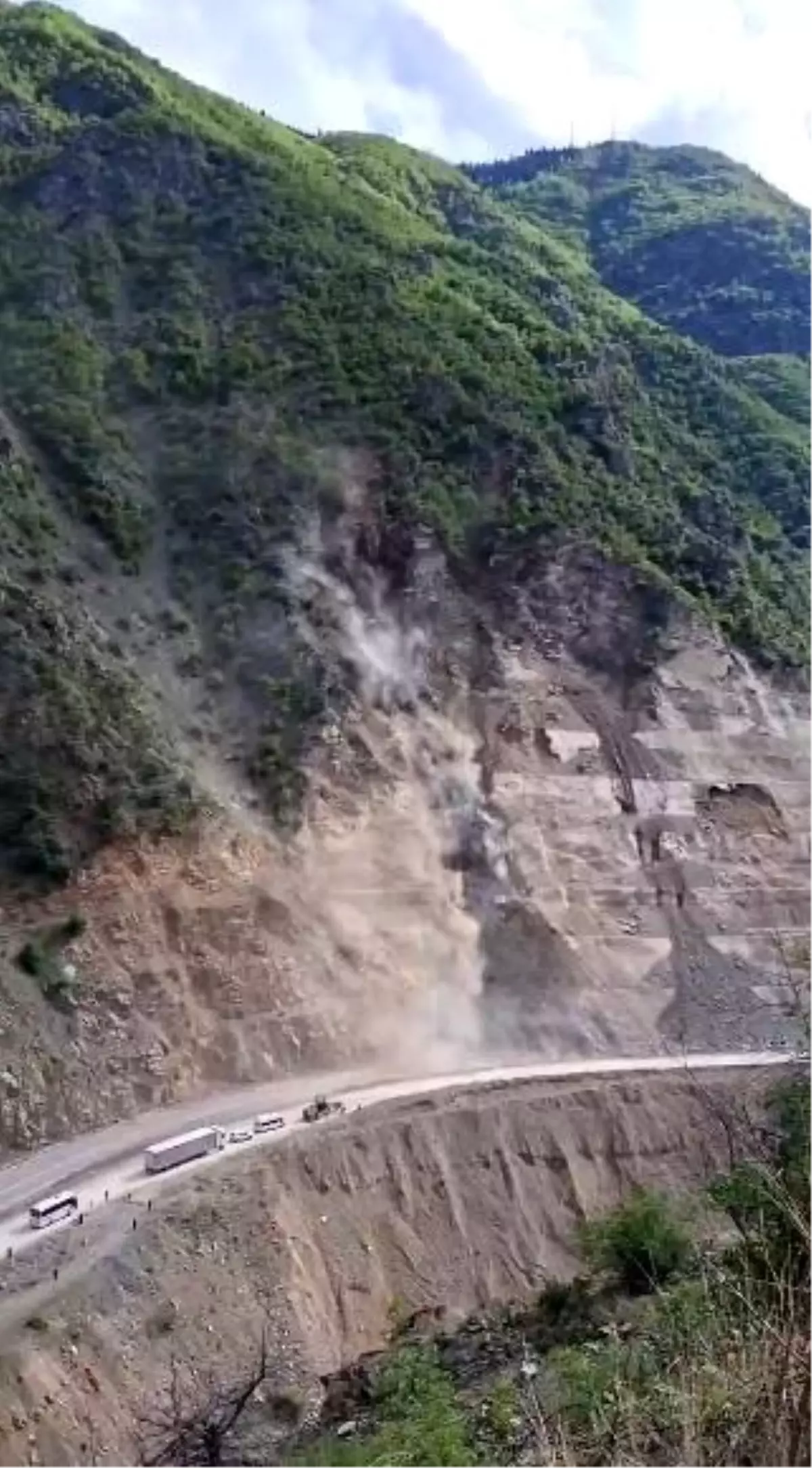 Dağ Koptu Geldi: Artvin’de Karayolunu Heyelan Vurdu