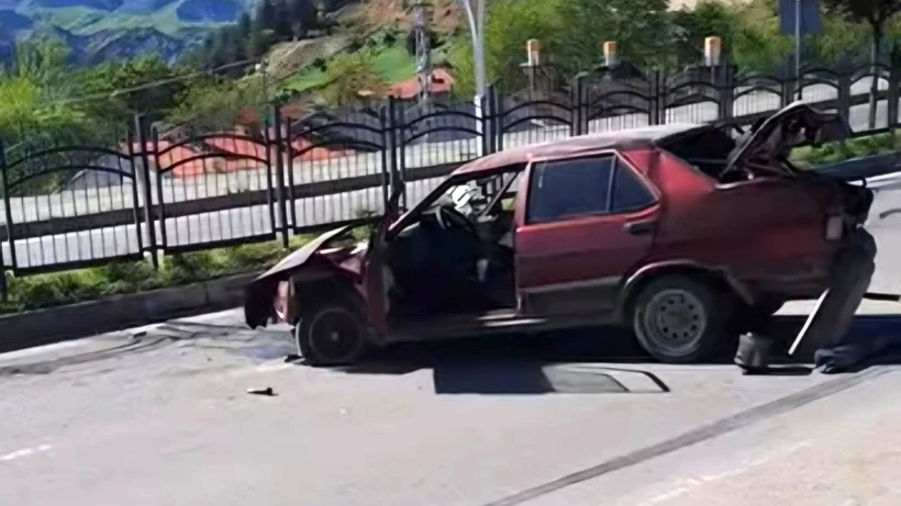 Kontrolü Kaybetti, Refüje Çarptı: Sürücü Yaralı Kurtuldu