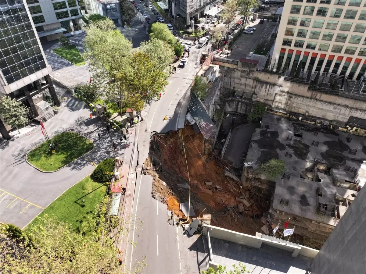 Sarıyer’de Toprak Çekildi, Cadde Yıkıldı! İnşaat Sahasında Şok