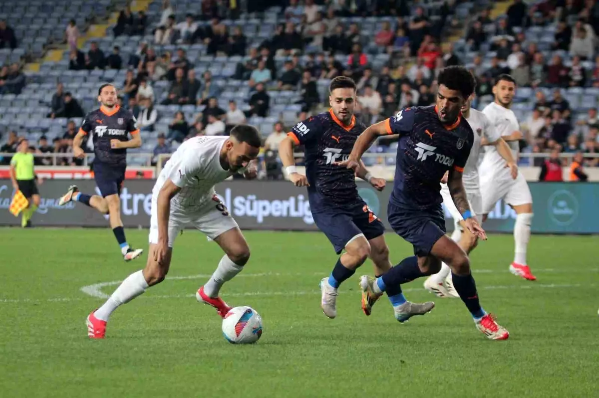 Başakşehir’den Mersin’de Gol Şovu: Hatayspor’a 4 Gollü Darbe!