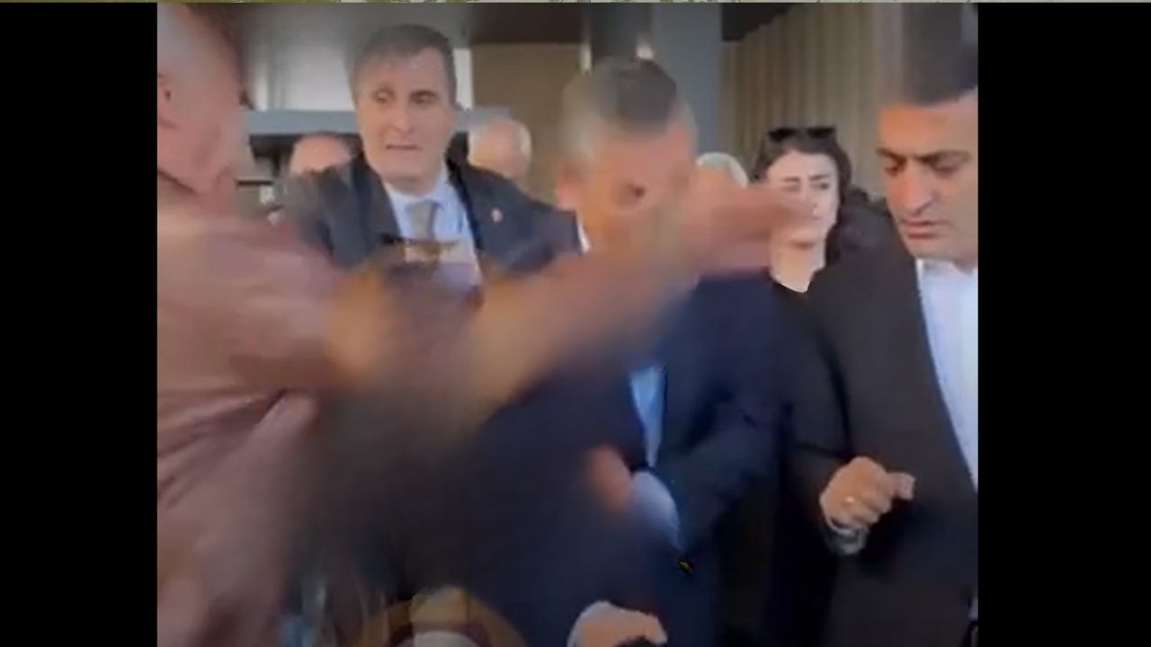 Son Dakika: CHP Genel Başkanı Özgür Özel’e Cenaze Töreni Sonrası Yumruklu Saldırı
