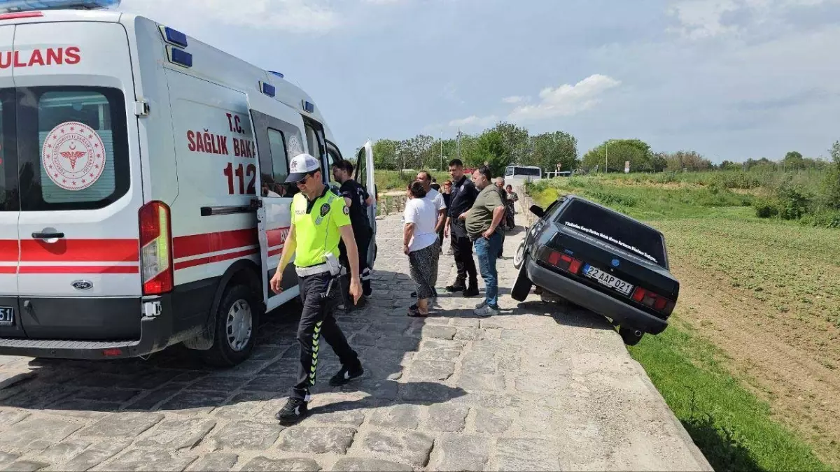 Edirne'de Tarihi Köprüde Kaza: Otomobil Bariyerde Asılı Kaldı