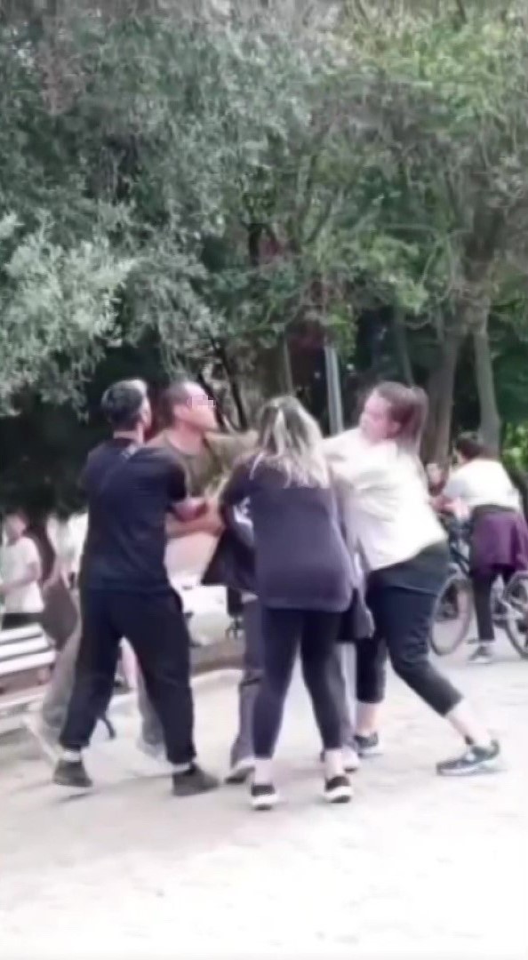 Çocuk Parkında Kadına Tekme Ve Yumruklarla Saldırdı