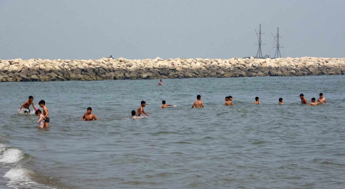 Mersin'de Sıcaktan Bunalan Vatandaşlar Denize Girerek Serinledi