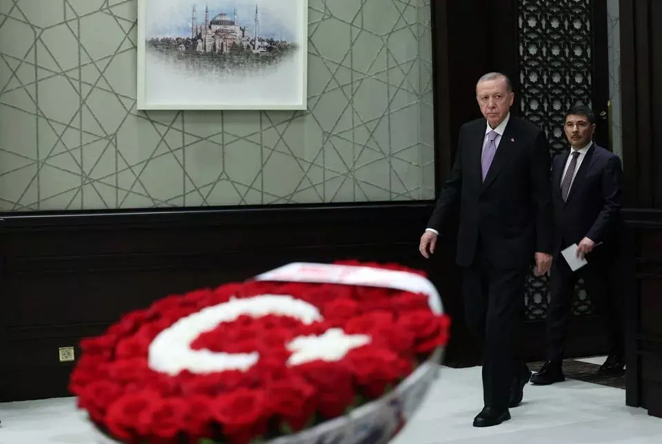 Kabine Toplantısında Devlet Bahçeli'den Türk Bayraklı Çiçek Jesti