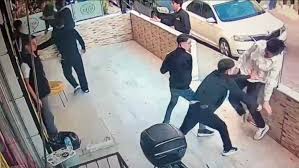 Avcılar’da Bıçaklı Kavga: 2 Kişi Yaralandı, 3 Şüpheli Gözaltında