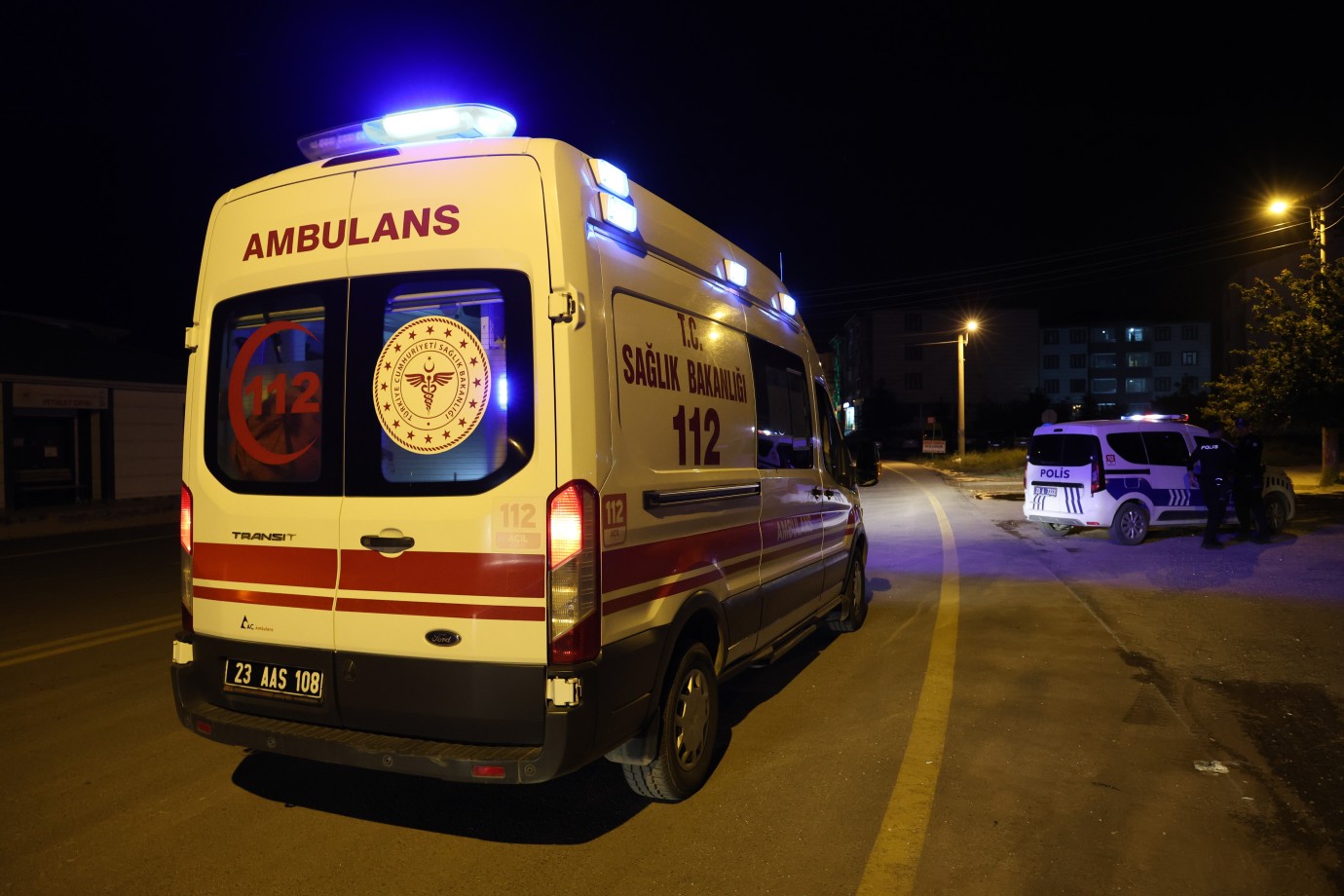 Elazığ'da Silahlı Kavga: 2 Kişi Yaralandı, Muhtarın Aracı Kurşunlandı