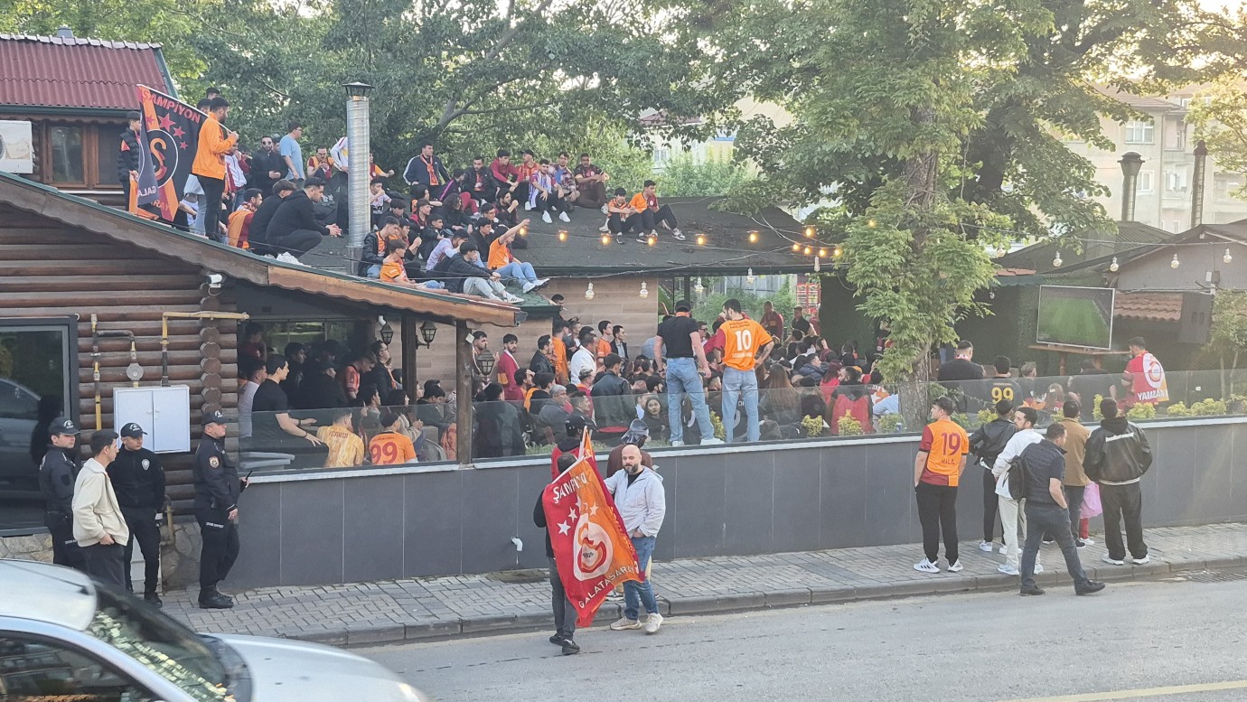 Bartın’da Galatasaray Taraftarlarından Renkli Görüntüler: “Sarı-Lacivert” Tabutla Yürüdüler, Çatıdan Maç İzlediler