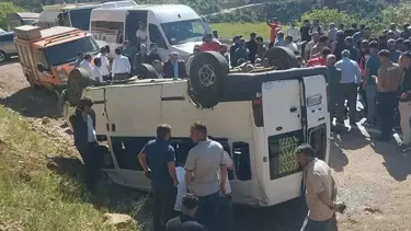 Hakkari Şemdinli’de Servis Minibüsü Takla Attı: 14 Kişi Yaralandı