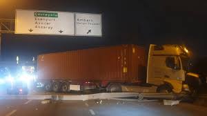 Beylikdüzü'nde Ters Şeride Dalıp Zincirleme Kazaya Yol Açtı: 4 Yaralı