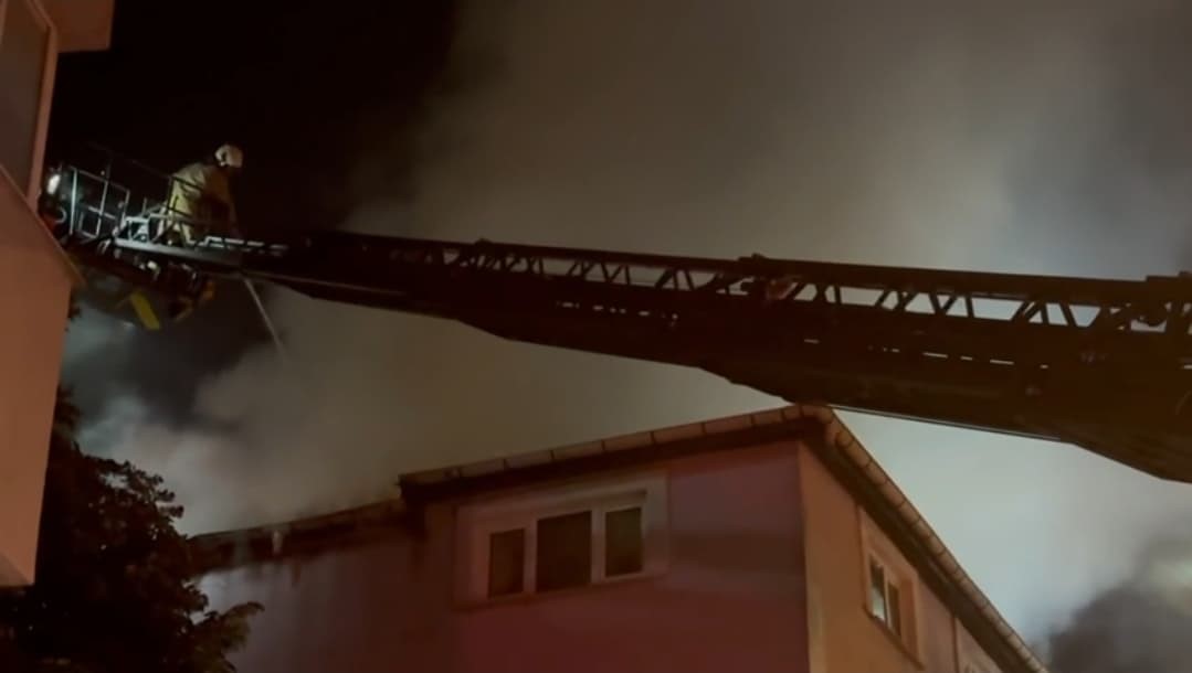 Sarıyer'de Anaokulunda Başlayan Yangın Yan Binaya Sıçradı: 2 Kişi Dumandan Etkilendi