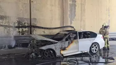 İstanbul'da Seyir Halindeki Otomobil Yandı, Trafikte Uzun Kuyruklar Oluştu
