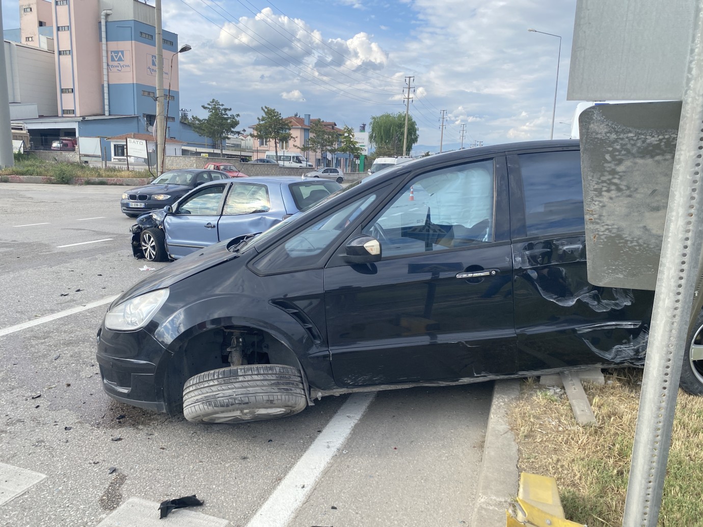 Çorum'da Kavşakta Otomobiller Çarpıştı: 3 Kişi Yaralandı