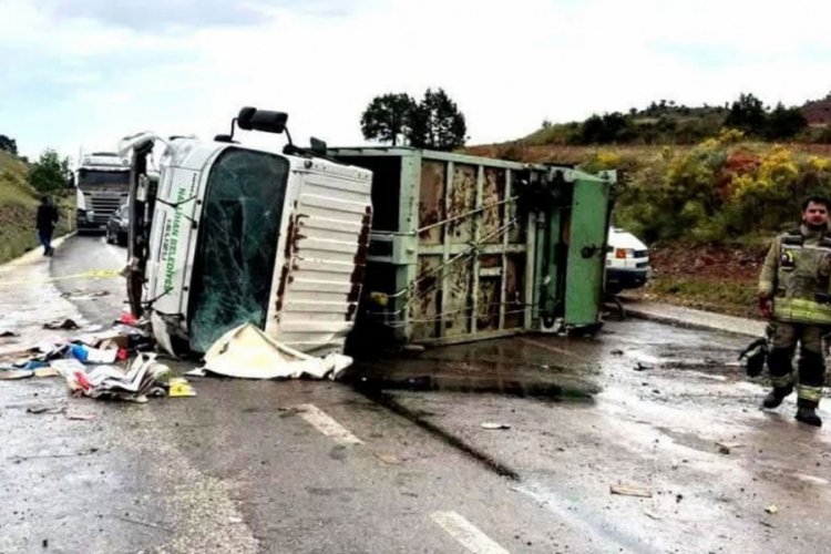 Çöp Kamyonu Devrildi: 1 Kişi Hayatını Kaybetti, 1 Kişi Yaralandı
