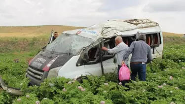 Amasya’da Yolcu Minibüsü Tarlaya Uçtu: 1 Kişi Hayatını Kaybetti, 4 Yaralı