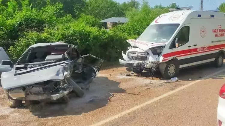 Adana’da Ambulans ile Otomobil Çarpıştı: 1 Kişi Hayatını Kaybetti, 3 Yaralı
