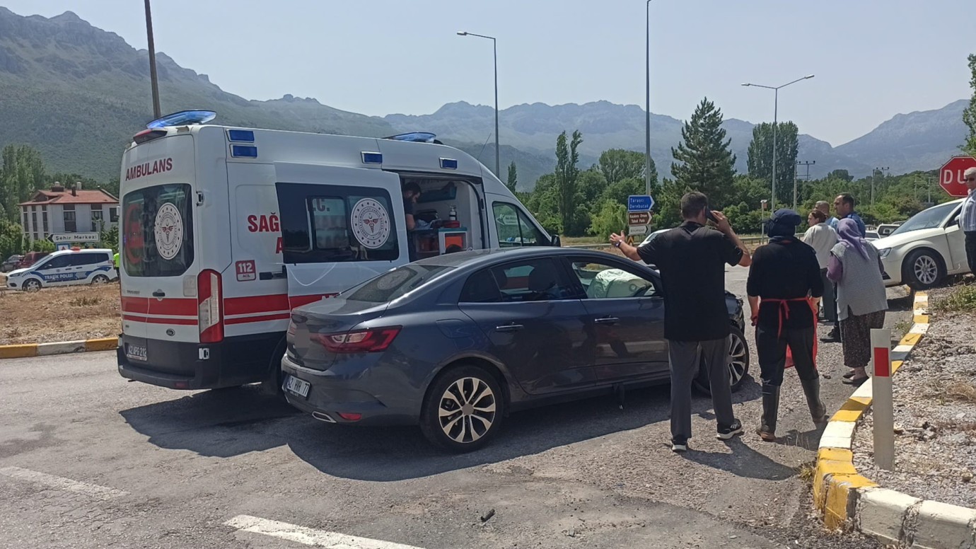 Konya'da İki Otomobil Çarpıştı: 5 Kişi Yaralandı
