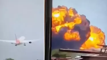 Son Dakika: Hindistan’da Yolcu Uçağı Yerleşim Bölgesine Düştü