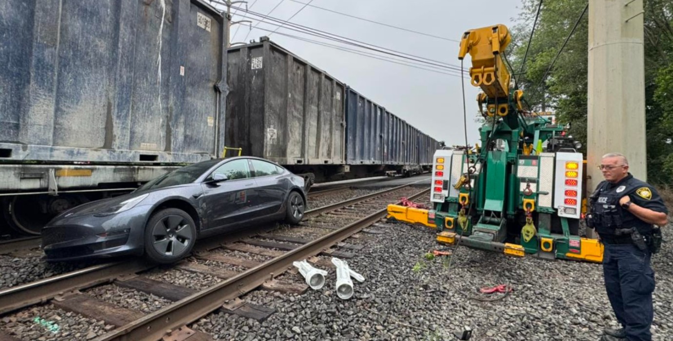 Otonom Modda Raylara Sıkışan Tesla’ya Tren Çarptı
