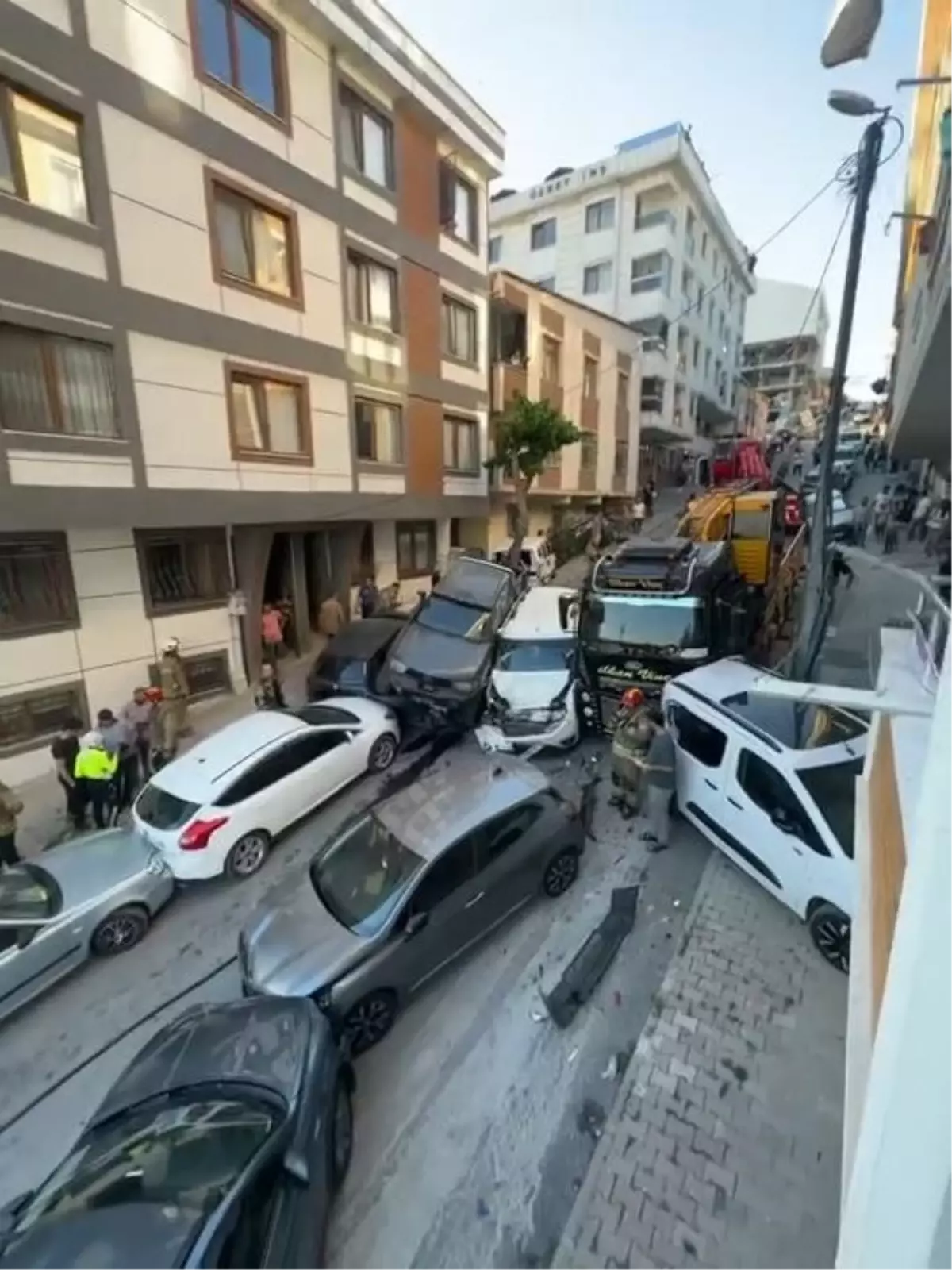 Başakşehir'de Vinç Faciası: 23 Araç Hasar Gördü, Can Kaybı Yok