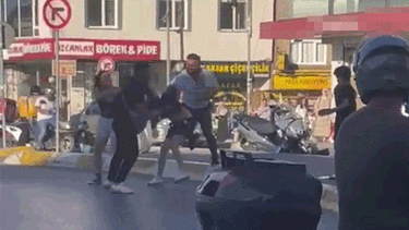 Esenyurt'ta Motosikletli Kadınlara Saldırı Kamerada