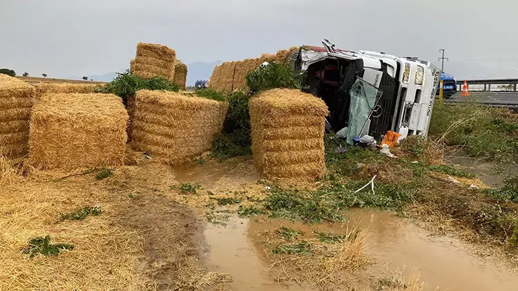 Denizli'de Saman Yüklü TIR Devrildi: Sürücü Hayatını Kaybetti, Eşi ve Çocukları Yaralandı