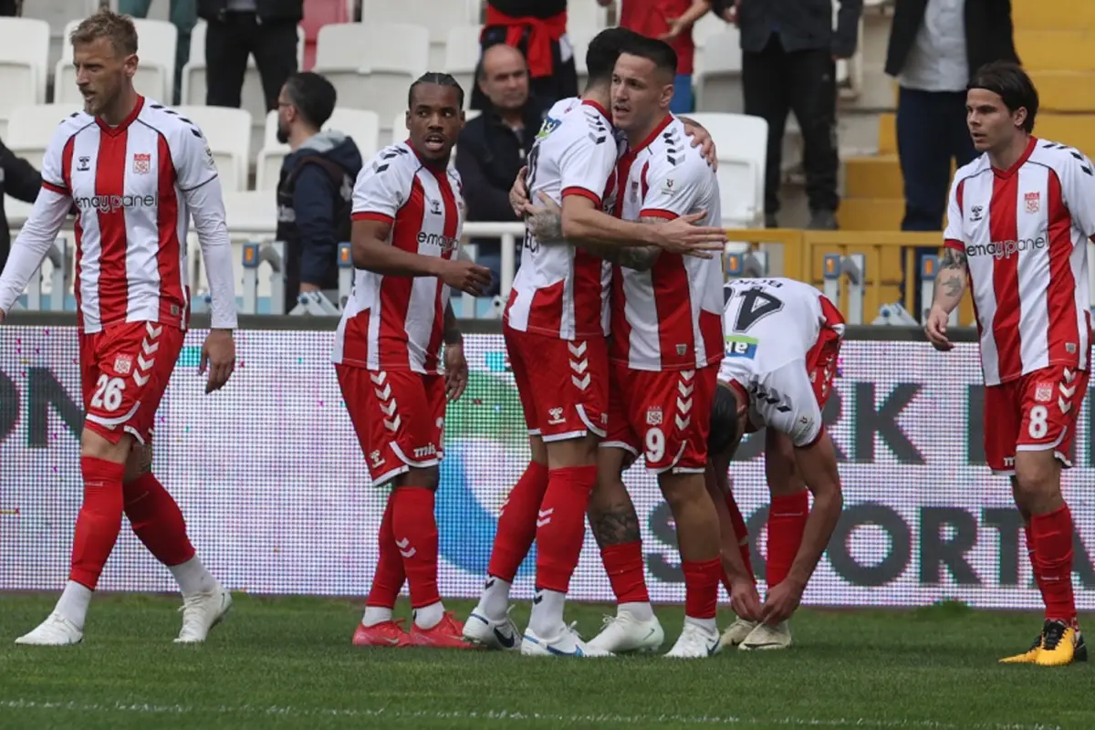 Rey Manaj, 2 Milyon Euroya Al Sharjah Yolunda