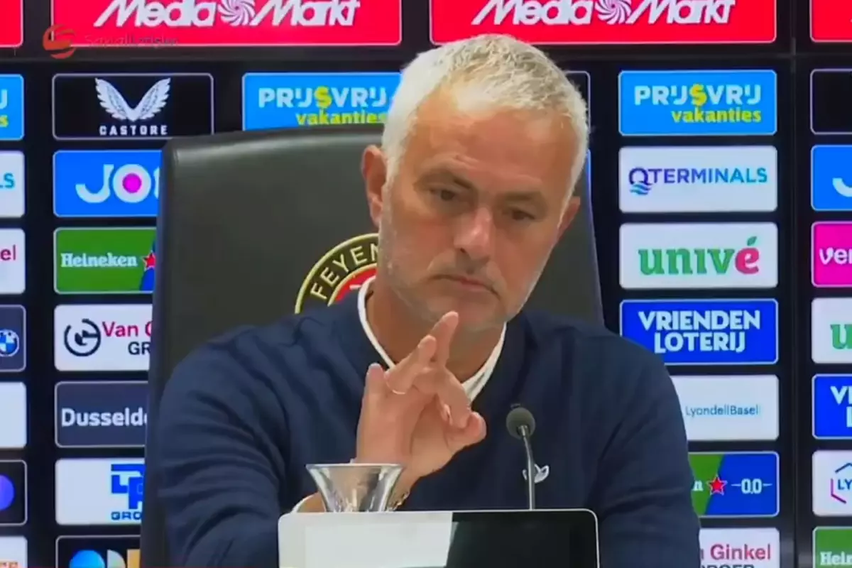 Jose Mourinho’dan Basın Toplantısında Sürpriz Hareket