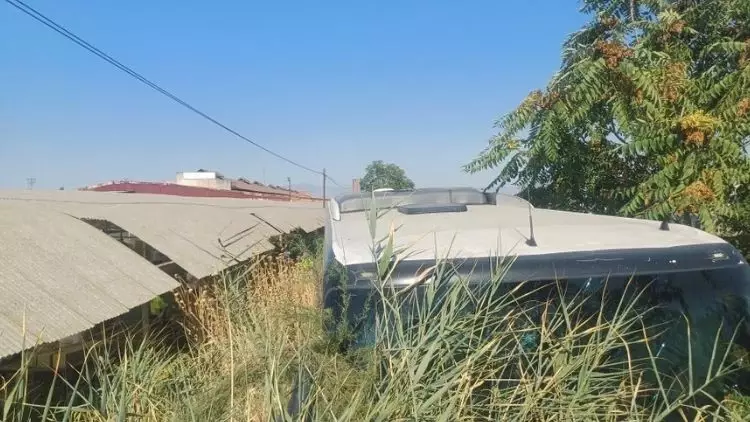 Manisa’da Yolcu Otobüsü Yoldan Çıktı: 35 Yolcu Ölümden Döndü