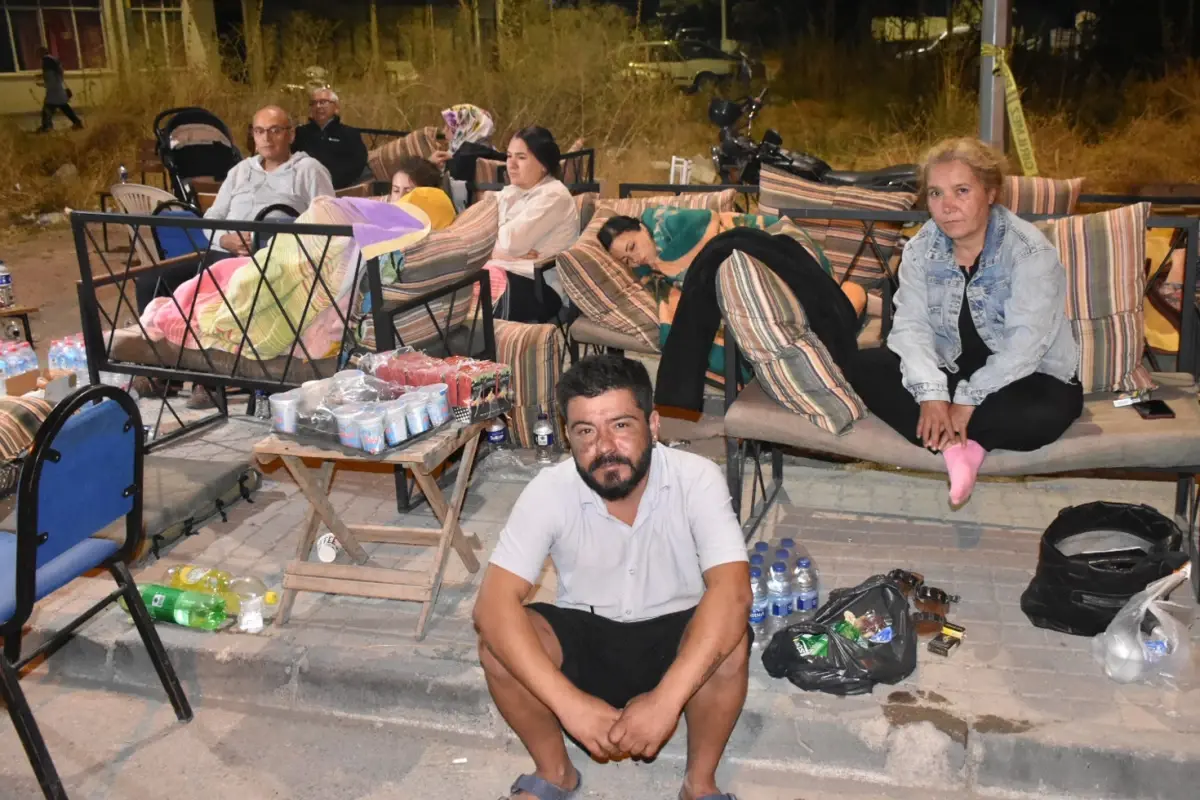 Balıkesir Depremi 10 İlde Hissedildi, Vatandaşlar Geceyi Sokakta Geçirdi