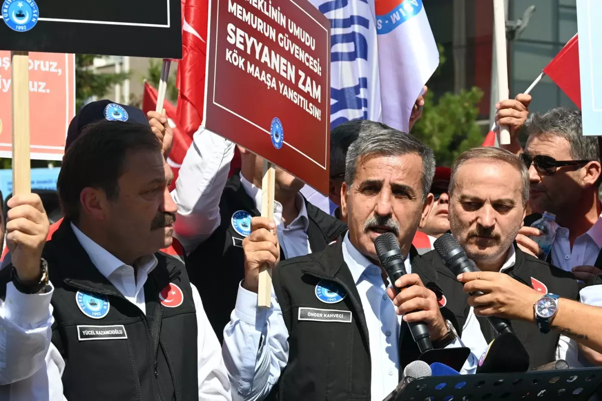 İş Bırakan Memurlar Hazine ve Maliye Bakanlığı'nın Önünde Toplandı