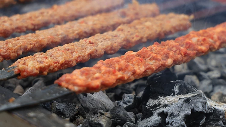 Tutsun Diye İçine Koyuyorlar: Yediğiniz Kebap Bu Şekildeyse Şüphelenin