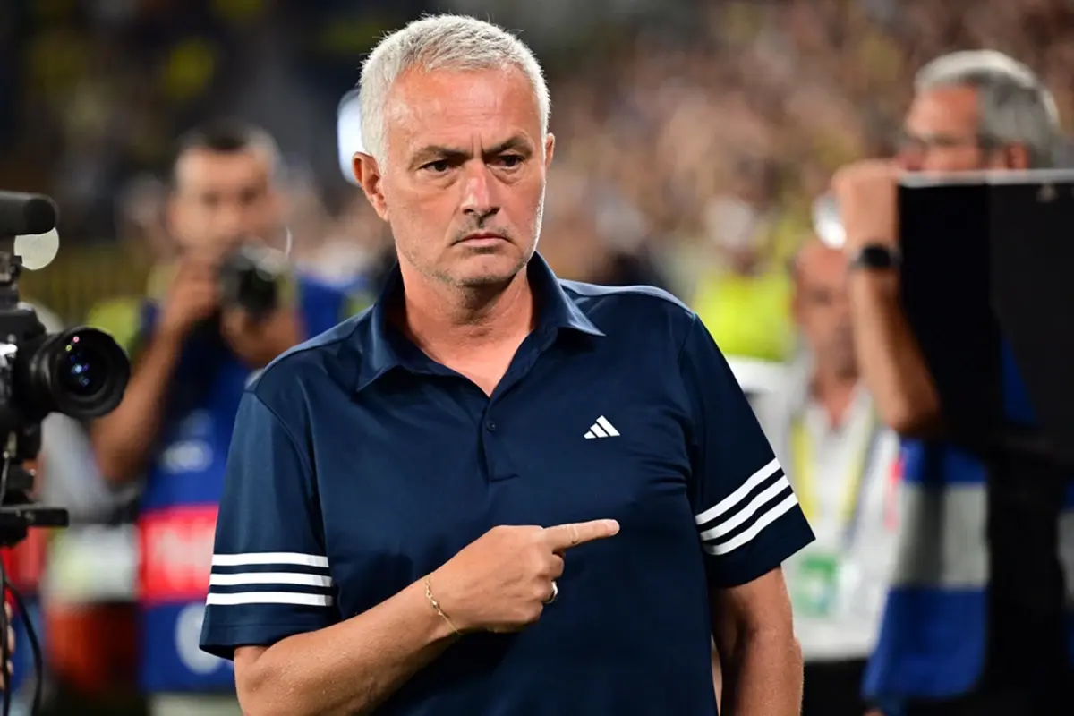 Mourinho, Fenerbahçe Yönetimini Topa Tuttu