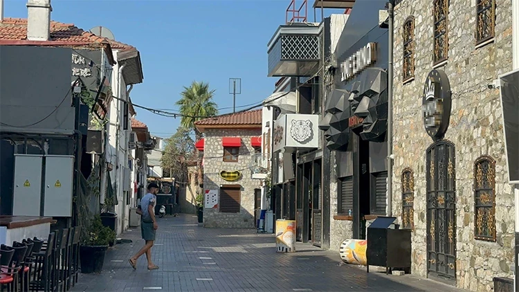 Marmaris’te Barlar Sokağı’nda Silahlı Kavga: Biri Ağır 2 Yaralı