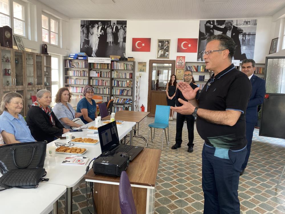 Alaşehir'de Yaşlı ve Emeklilere Mobil Bankacılık Kursu Düzenlendi