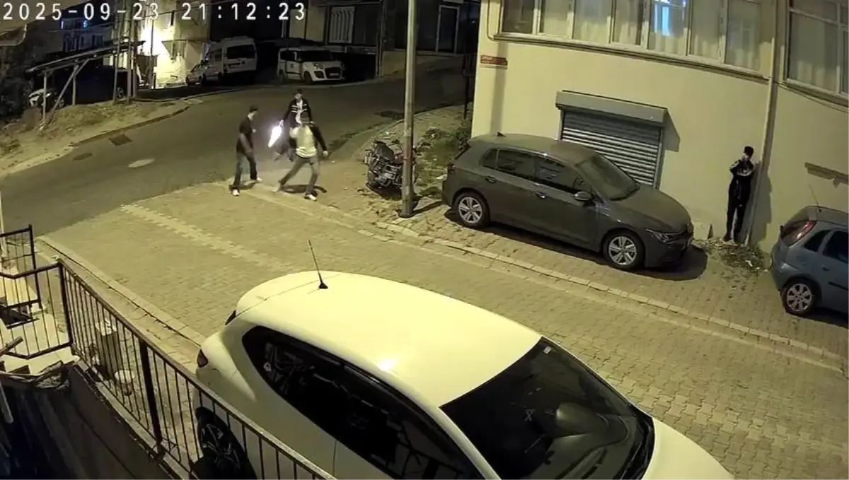Esenyurt'ta 3 Çocuğun Silahlı Oyunu Kameraya Yansıdı