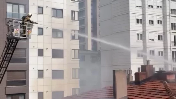 Kadıköy Göztepe'de Metruk Binada Yangın Çıktı