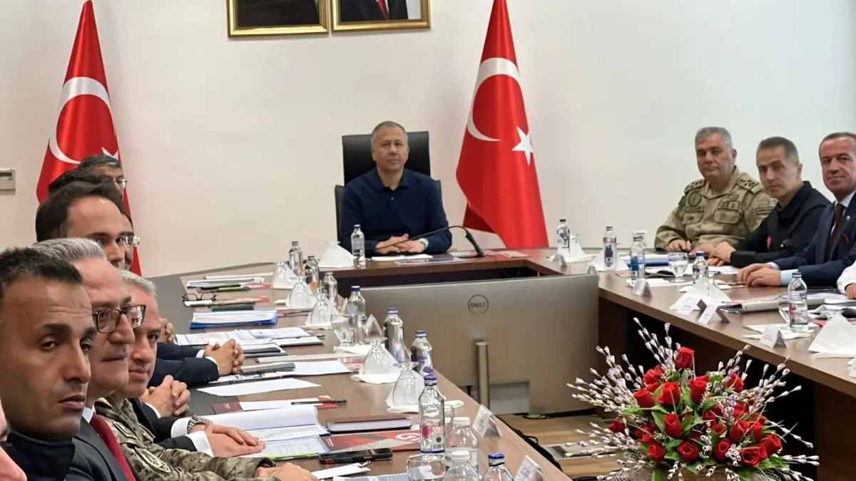 Bakan Ali Yerlikaya Hakkari'de Sınır Güvenliği Toplantısına Katıldı