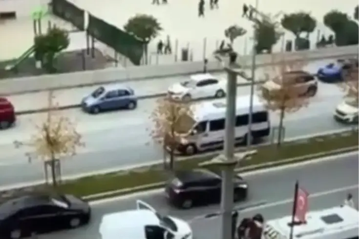 Okul Yolunda Dehşet! Çocuğunun Önünde Babaya Saldırdı
