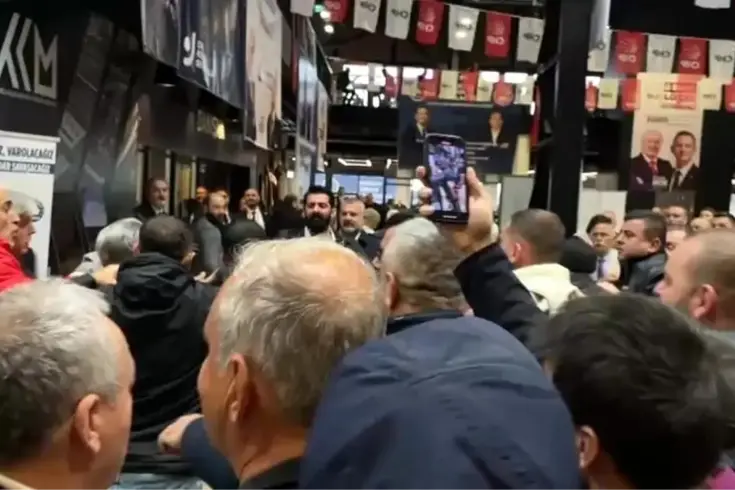 CHP Kocaeli İl Kongresi’nde Gazeteciye Müdahale Gerginliğe Neden Oldu