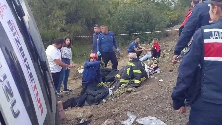 Denizli’de Tur Midibüsü Devrildi: 1 Kişi Hayatını Kaybetti, 32 Yaralı